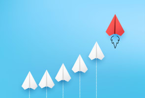 Concept d'entreprise minimaliste comme un groupe d'avions en papier allant dans une direction et avec un individu pointant dans diff�rentes directions pour une solution innovante cr�ative sur un rendu vectoriel 3D. Leadership pour de nouvelles id�es.