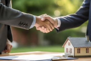 Poigne de main lors d'une transaction immobilire en extrieur.