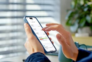 Personne utilisant une application financi�re sur son smartphone. Fortuneo