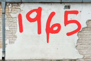 Num�ro 1965 rouge sur mur blanc �caill� et fissur�. 1965