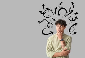 Portrait d'un jeune homme pensif sur fond gris