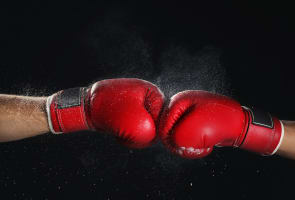 Des gants de boxe sur fond noir