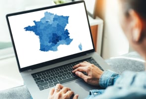 Personne regardant une carte de France color�e sur ordinateur.