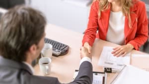 Un rendez-vous en agence bancaire