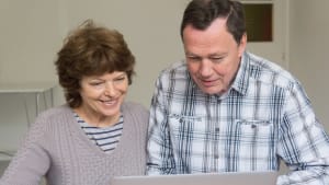 Des retraits devant un ordinateur