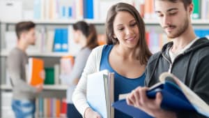 Des �tudiants dans la biblioth�que