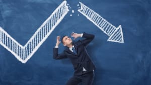 Businessman sous une fl�che peinte sur un tableau noir