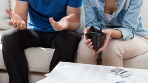 Un couple avec des probl�mes financiers