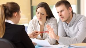 Couple rejetant un contrat