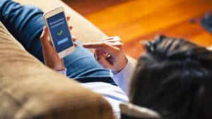 Femme utilisant son application de banque mobile