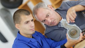 Un apprenti m�canicien avec son ma�tre