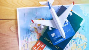Billets d'avion, passeport et carte bancaire