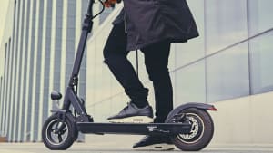 Gros plan sur une trottinette �lectrique