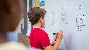 El�ve faisant des calculs au tableau