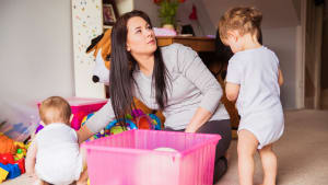 Nounou et deux enfants