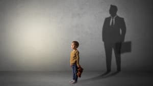 enfant rêvant de devenir banquier