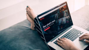 Femme regardant Netflix sur son ordinateur