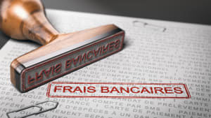 Coup de tampon Frais bancaires sur un document