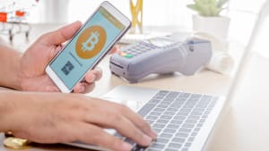 homme faisant un paiement en bitcoin sur internet