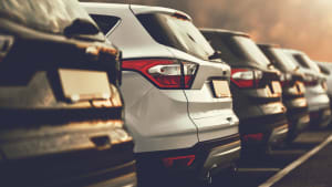 Automobiles SUV garées chez un concessionnaire