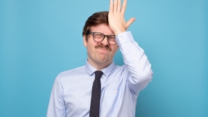 Un homme se frappe le front