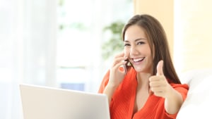 Une jeune entrepreneuse au téléphone