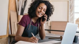 Une jeune indpendante au tlphone avec un client