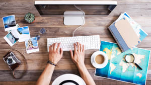 Un homme pr�pare son voyage sur internet