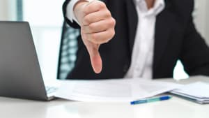 Un homme pointe son pouce vers le bas