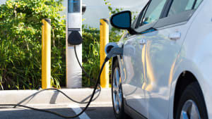 Une voiture lectrique recharge sa batterie 