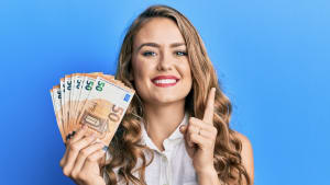 femme billets euros