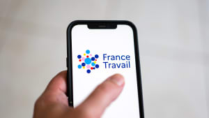 Un téléphone montrant la page France travail