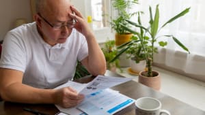 Un homme étudie ses factures d'énergie.