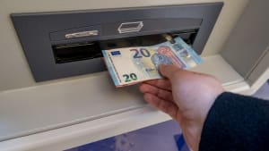 Les distributeurs automatiques de billets sont de moins en moins nombreux en France