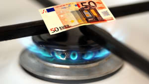 Un billet de 50 euros sur une gazini�re