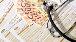 Des billets sur un document pour un arrt de travail.