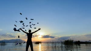 un homme jette des billets face à la mer