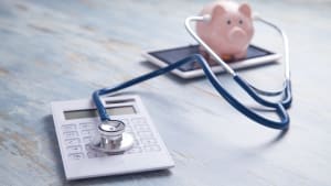 Une tirelire avec un st�thoscope pour symboliser les frais de sant�.