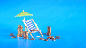 Une chaise longue et des piles de pi�ces de monnaie.