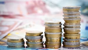 Des pièces et des billets.