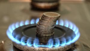 Une gazini�re avec au centre une pile de pi�ces de monnaie.