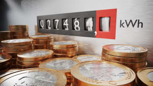 Un compteur dénombre des KWh et des piles de pièces de monnaie.