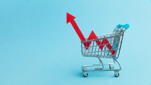 Un chariot de courses avec une flèche qui symbolise l'augmentation des prix.