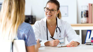 Une femme chez le mdecin.