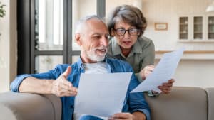 Un homme et une femme discutent en regardant des documents.