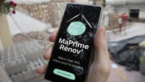 Un téléphone affichant le logo de l'aide à la rénovation énergétique MaPrimeRenov'