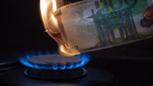 Un billet de 100 euros à côté d'une gazinière.