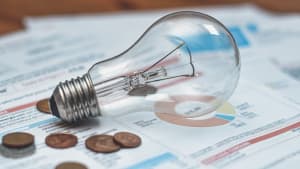 Une ampoule et des pices de monnaie