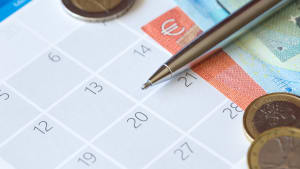 Un calendrier, des billets et des pièces de monnaie.