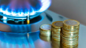 Une gazinière allumée et des pièces de monnaie.